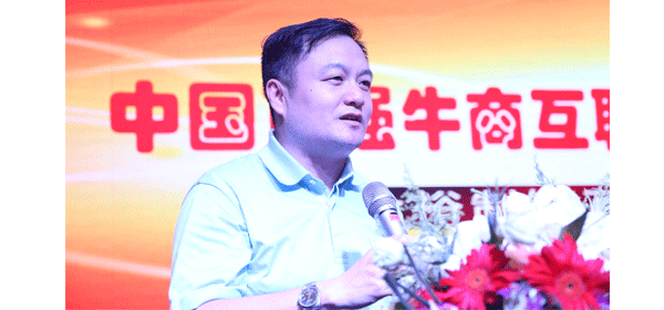 中國百強(qiáng)牛商互聯(lián)網(wǎng)+授牌儀式，新華網(wǎng)國家互聯(lián)網(wǎng)+平臺執(zhí)行主任-陸軍。
